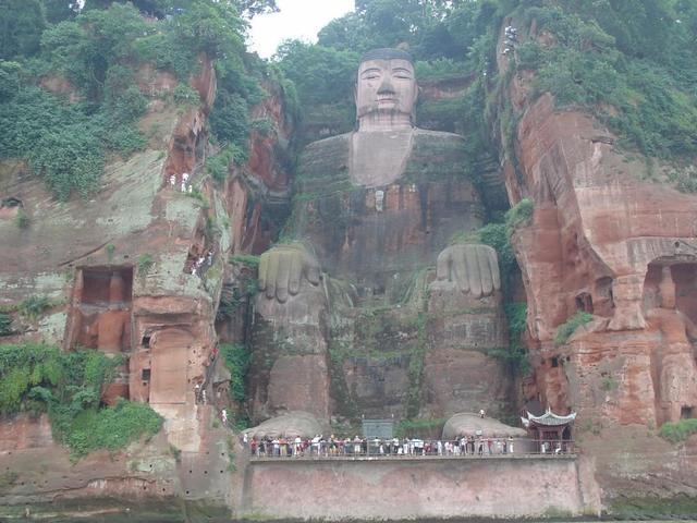 樂山大佛為何以屹立千年？又為何既不雙手合十也不打坐呢？