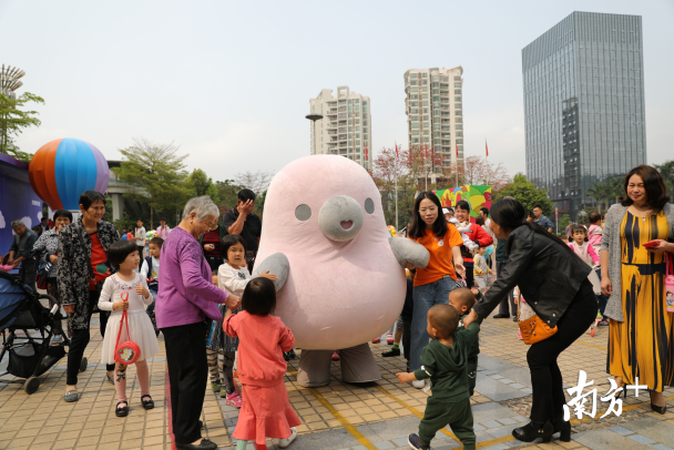 想要和萌萌噠的“鴨梨哥”見面嗎？快來布吉雕塑公益巡展吧