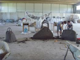 hj1709 箱包雕塑泥塑_青島國(guó)際服裝城不銹鋼雕塑、石雕、玻璃鋼雕塑_濱州宏景雕塑有限公司